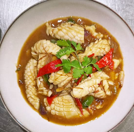 Stir Fried Squid With Veg 炒鱿鱼xo酱
